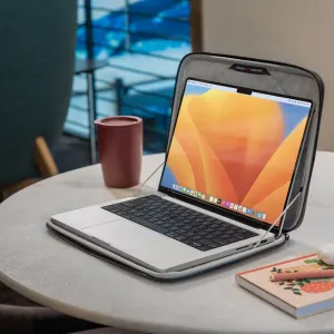 Twelve South SuitCase funda rígida protectora para MacBook Pro de 16 pulgadas, mostrada abierta con un portátil plateado en el interior.