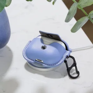 Funda de cuero AirSnap para AirPods de Twelve South con S-clip, mostrada con el estuche de carga en el interior
