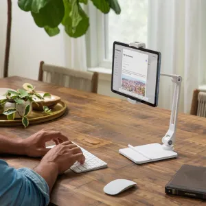 Soporte ajustable blanco para iPad HoverBar Duo Snap de Twelve South con una tableta sobre un escritorio de madera