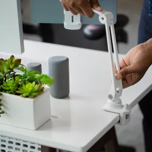 Twelve South HoverBar Duo Snap soporte ajustable para iPad y iPhone sujeto a un escritorio para uso manos libres