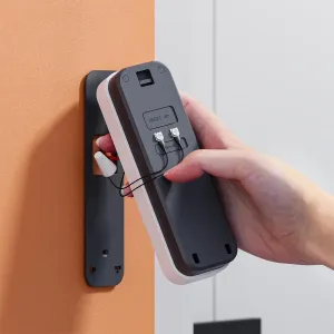Vista trasera del timbre con video inteligente WOOX con ranura para microSD y soporte de montaje durante la instalación