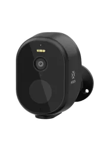 Cámara de seguridad inalámbrica inteligente para exteriores WOOX con lente y soporte de montaje sobre fondo blanco