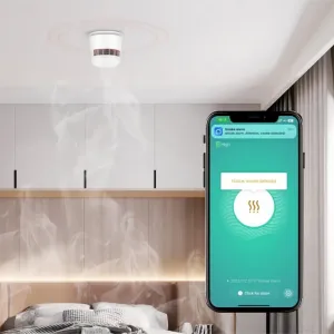 Detector inteligente de humo WOOX en el techo, con una notificación de alarma de humo en el smartphone, en un dormitorio