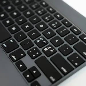 Teclado de aluminio Brydge Pro con distribución nórdica, primer plano de teclas negras y teclas de flecha para iPad Pro