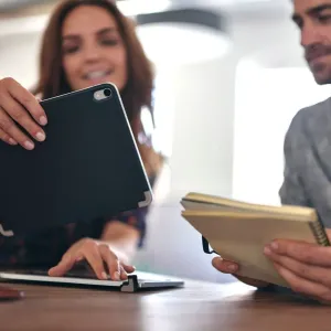 Funda de aluminio Brydge Pro para teclado para iPad Pro, con disposición nórdica y teclas retroiluminadas, en una configuración tipo portátil