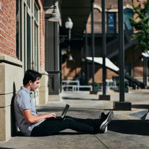 Teclado de aluminio Brydge para Surface Pro, usado en modo portátil al aire libre sobre una tableta