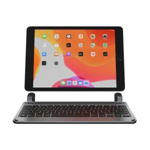 Funda teclado de aluminio Brydge para iPad de 10,2 con distribución nórdica, mostrada con el iPad colocado en horizontal