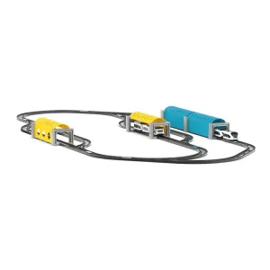 Kit de station et de tunnel Intelino sur un circuit de train jouet avec des inserts modulaires jaunes et bleus