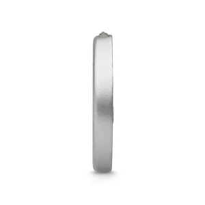 Orbit Stick-on tracker en color plata, mostrado de perfil como un localizador Bluetooth compacto para llaves y teléfono.