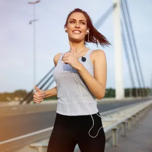 Orbit Protect, una alarma personal sujeta a la camiseta de una persona que corre mientras trota al aire libre con auriculares