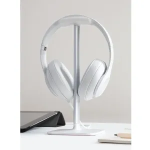 Soporte para auriculares Bluelounge Posto con auriculares circumaurales blancos sobre un escritorio despejado