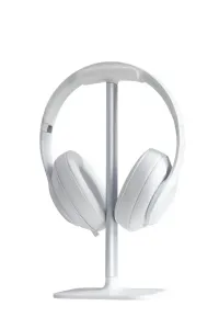 Soporte para auriculares Bluelounge Posto con unos auriculares circumaurales blancos sobre un fondo blanco limpio de estudio