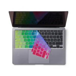 Funda de silicona Baseus para el teclado del MacBook Air 2020, mostrada parcialmente levantada sobre el teclado