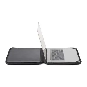 Funda para portátil Philbert negra, abierta, con capucha de privacidad y panel gris, con un portátil, sobre fondo blanco de estudio