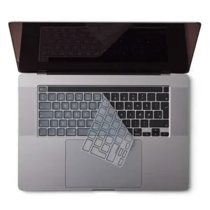 Protège-clavier en silicone Philbert sur le clavier d’un MacBook Pro, présenté avec une seconde feuille de protection