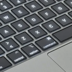 Protection de clavier en silicone transparent pour MacBook Pro 13″/16″, s’adaptant aux touches noires et au trackpad.