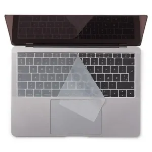 Funda translúcida de silicona para el teclado del MacBook Air 2018, parcialmente levantada para mostrar las teclas protegidas.