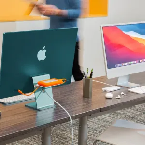 Twelve South BackPack bakmonterad hylla på iMac M1, med en extern hårddisk och kabelhantering.