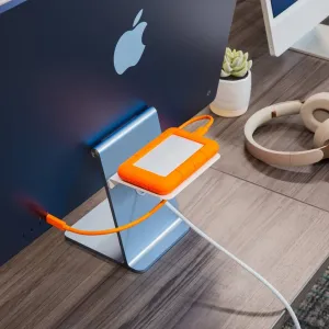 Twelve South BackPack bakmonterad hylla på en iMac, med en extern enhet och kabelhantering