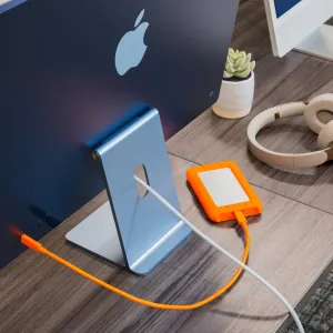 Twelve South BackPack-hylla på iMac-stativ, med kabelhållare och ansluten extern enhet