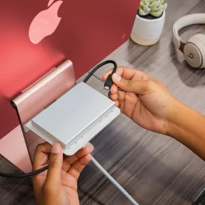 Twelve South BackPack bakmonterad hylla för iMac, med kabelhållare fäst på baksidan