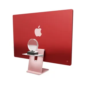 Twelve South BackPack bakmonterad hylla på en röd iMac, med ett litet utställningsföremål ovanpå