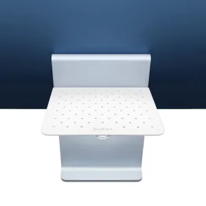 Twelve South BackPack hylla på baksidan för iMac M1 och Studio Display, med perforerad design för kabelhantering