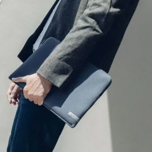 Housse pour ordinateur portable Moshi Pluma 13 pouces en bleu marine foncé, tenue en main pour protéger un MacBook en déplacement