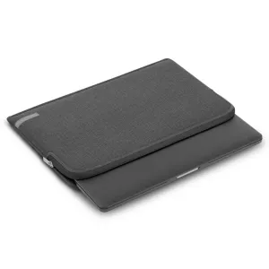 Housse pour ordinateur portable Moshi Pluma 13 pouces à chevrons gris, avec fermeture zippée et ordinateur portable partiellement inséré