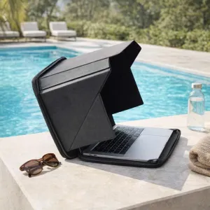 Funda de privacidad para portátil Philbert con visera solar en un portátil de 12-13 pulgadas al aire libre junto a la piscina