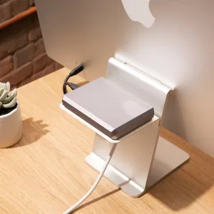 Twelve South BackPack 4 bakre hylla på iMac M1 med dold förvaring för en hårddisk eller USB-C-hubb