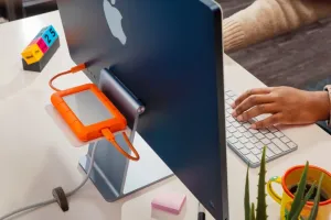 Twelve South BackPack 4-hylla monterad på iMac med en extern hårddisk och USB-C-kablar på baksidan