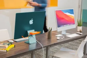 Twelve South BackPack 4-hylla på iMac-stativ med orange extern hårddisk som ger dold förvaring bakom skärmen.