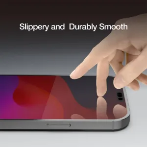 JustMobile Xkin skjermbeskytter i herdet glass for iPhone 15 Pro vist på en telefon med en hånd som berører kanten