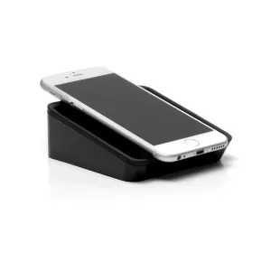Support pour tablette Bluelounge Casa avec rangement, présenté avec un smartphone posé sur une station d’accueil noire en forme de cale