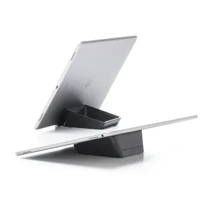 Support pour tablette Bluelounge Casa maintenant deux iPads à des angles de lecture sur un support noir
