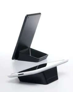Support pour tablette Bluelounge Casa avec rangement, présenté avec deux tablettes sur des supports noirs inclinés