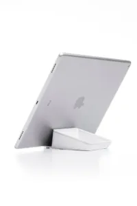 Bluelounge Casa soporte para tablet con un iPad en posición vertical en una base de escritorio blanca de dos ángulos.