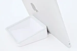 Bluelounge Casa soporte blanco para tablet con dos ángulos de visión, mostrado junto a un dispositivo Apple plateado