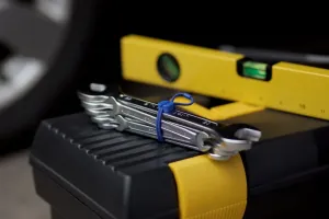 La bande élastique Bluelounge Pixi maintient les outils groupés pour un rangement organisé