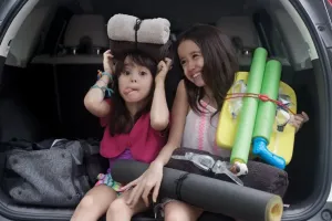La bande élastique Bluelounge Pixi maintient des lunettes de protection sur des tapis en mousse enroulés dans le coffre d’une voiture