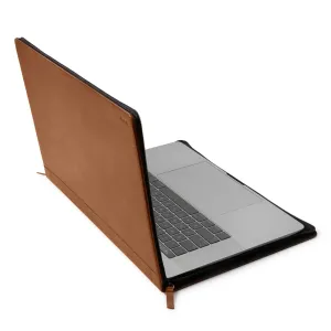 Twelve South Journal brunt läderfodral för 15-tums MacBook Pro med bärbar dator delvis isatt