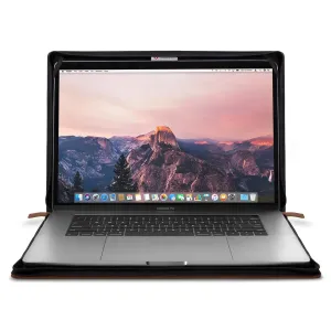 Twelve South Journal-fodral för MacBook Pro 15 tum, svart fodral i folio-stil med öppen bärbar dator på vit bakgrund