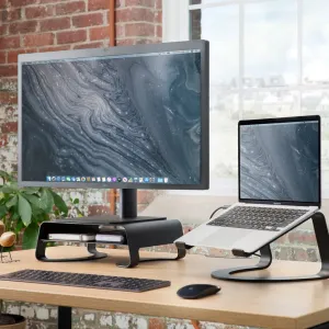 Twelve South Curve Elevation svart ergonomiskt bildskärmsstativ med matchande laptopstativ på ett skrivbord