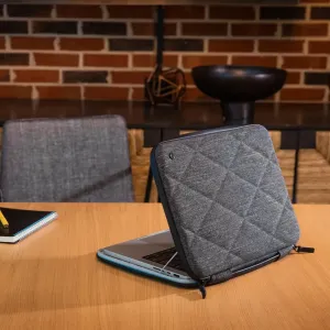 Twelve South SuitCase skyddande hårt skal öppet runt en MacBook Pro 16 på ett träbord, med grå quiltad design