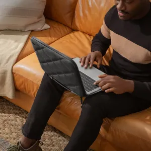 Twelve South SuitCase kviltat fodral för MacBook Pro 16 öppet medan en bärbar dator används på en soffa