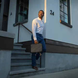 Twelve South SuitCase för MacBook Pro 16 tum, grått quiltat fodral för bärbar dator med handtag, som hålls på trappsteg utomhus