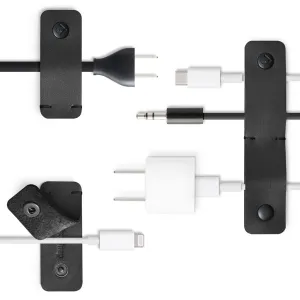 Twelve South CableSnap Stay kabelhanteringsband som organiserar USB-C-, Lightning- och ljudkablar mot en vit bakgrund