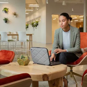 Twelve South SuitCase grått quiltat hårt skal för 13-tums MacBook Pro/Air med läderhandtag