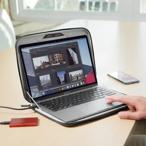 Twelve South SuitCase grått skyddsfodral för MacBook Pro, visat öppet med vadderad kant med dragkedja